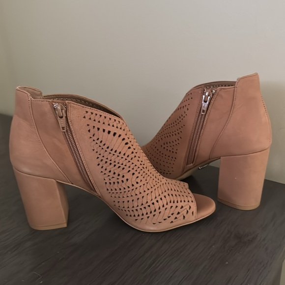 Gianni Bini Women's Toniya Laser-Cut Suede Block 3" Heel Booties Size 8 NWOT - Picture 5 of 9